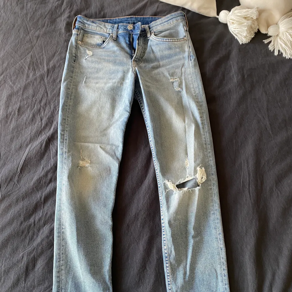 Jeans från H&M (girlfriend fit, regular waist) storlek 26/32 / xs . Jeans & Byxor.