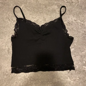 Spetslinne - Svart croppat spetslinne. superfint! Storlek XS men passar S