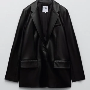 Zara skinn kavaj - Säljer en jätte fin skinnkavaj från Zara då den tyvärr va för stor på mig, har bara testat den så den är i princip helt ny🌸 köpt för 699kr🌸storlek xs men passar även s då den e lite oversize🌸 kan mötas upp i Sthlm eller köparen står för frakten💕