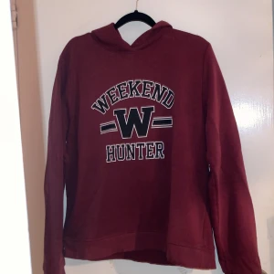 Gina tricot hoodie - Vinröd hoodie. Passar S/M