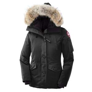 Canada Goose Montebello Parka.  Köptes förra året på plick, säljs då den är för stor för mig. Den har inga skador och är hel. Jag har tyvärr inga bevis på att den är äkta men ser inga tecken på att den är oäkta. Vid fler bilder är det bara att skriva. 