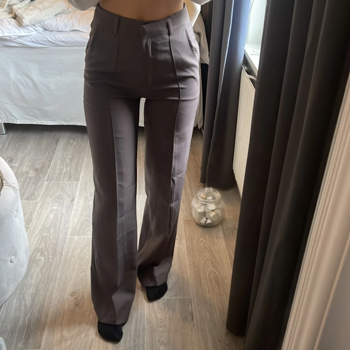 Gråa kostymbyxor