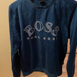 Säljer en mörkblå Hugo Boss sweatshirt.  Bra skick, storlek S.  
