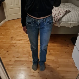 Ltb jeans - Säljer nu mina lågmidjade ltb jeans stl 28/32 Använda en gång och slutsålda på hemsidan i denhär storleken Köpta för 650 men säljer för 350+frakt💗💗