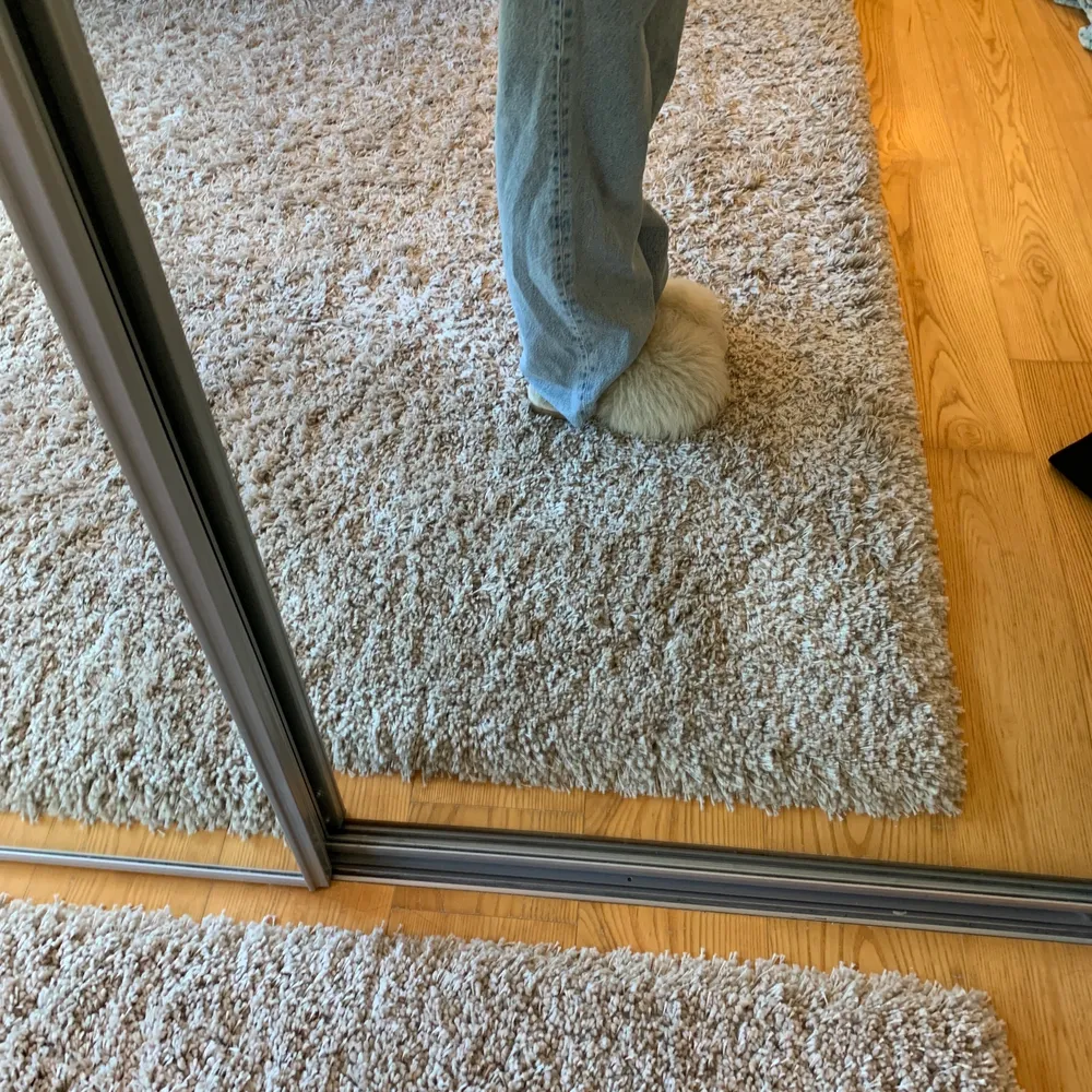Högmidjade vida jeans från Zara. På mig som är 165cm går dom ner precis till marken då jag har sytt upp dom. . Jeans & Byxor.