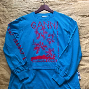 Långärmad t-shirt från GANNI - Oanvänd & i nyskick! En present som aldrig användes. Ordinarie pris: 1.295kr