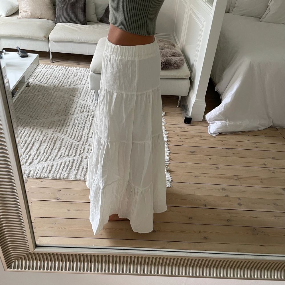 BUDA 💛  Oanvänd vit lång kjol, inte genomskinlig och bra material.  Aldrig använd, köpt från asos för 1 år sen🌟 Passar S skulle jag säga men även större och mindre pga stretch i midjan. Jag är 169 cm och den är relativt lång på mig! 150kr + frakt 💕. Kjolar.