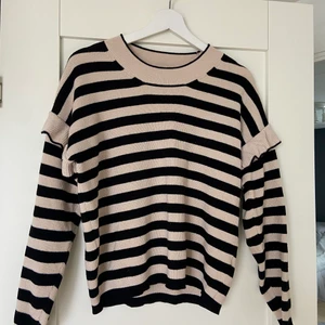 Randig tröja  - Stickad tröja från Lindex i medium med volang på ärmen