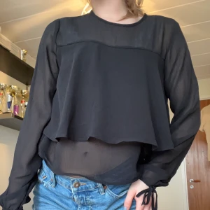 Blus från Gina tricot  - Jättesnygg blus som kan knytas vid handleden