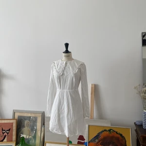 Midsommar klänning - Somrig klassisk klänning med öppen rygg och med stor krage🌸 perfekt för midsommar och andra varma kvällar