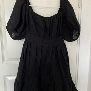 Klänning i strl M - Svart sommarklänning i storlek M från SHEIN. Oanvänd, säljer pga att den är för kort för mig