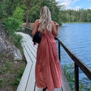 Långklänning öppen i rygg - Så fin klänning i magisk färg <3 använd en gång! 