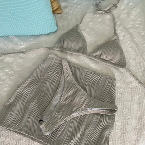 Bikini set - SHEIN - Super fint bikini set !! Helt nytt från shein i storlek S. Har endast testat den och den är fortfarande plomberad. Frakt tillkommer. Köpt för 149kr 