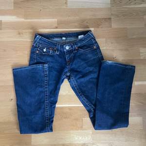 säljer mina favoritjeans för dom är för små på mig ❤️ skitfina true religion jeans köpta här på plick (bild 3) som är low waist bootcut, innerbenslängd 68cm och midjemått 66-68.
