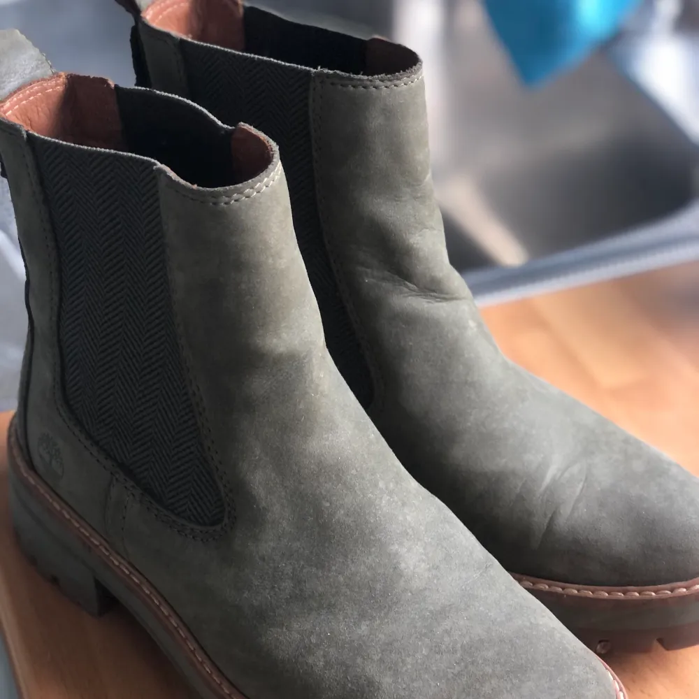 Gröna timberland kängor i väldigt bra skick. Använda max 8 ggr. Köpta för 2000 kr.. Skor.