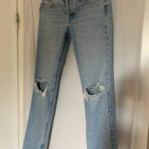 Populära midrise jeans från zara med hål i knäna  Rätt lågmidjade  Fint skicka, knappt använda  St 34  (Kan frakta och mötas upp)