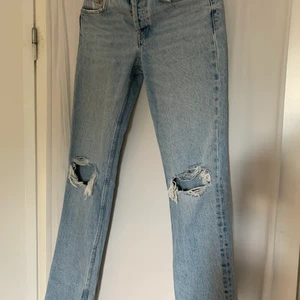 Zara jeans - Populära midrise jeans från zara med hål i knäna  Rätt lågmidjade  Fint skicka, knappt använda  St 34  (Kan frakta och mötas upp)