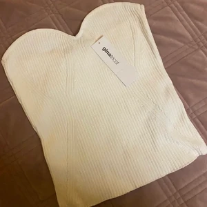 Vit bandeu topp från Gina Tricot - Säljer denna populära topp från Gina som är använd endast en gång, tyvärr sitter inte prislappen kvar längre. Säljer för 130+frakt❤️