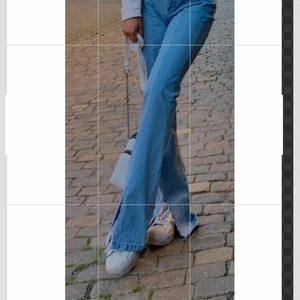 Supersnygga jeans - Storleken är 30 men det passar storlek 32 också. I perfekt skick 🌸 Jag är 160cm lång och det passar bra! Använd bara en gång