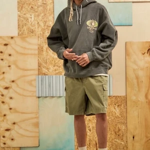 Urban outfitters oversize hoodie - Oanvänd hoodie från Urban Outfitters. Stl: M Färg: Grå/svart/washed   Köpare står för frakt   