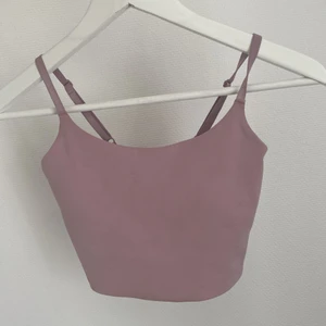 Träningstopp XS  - Träningstopp/linne från HM  Storlek XS  Använt detta plagg ett fåtal gånger