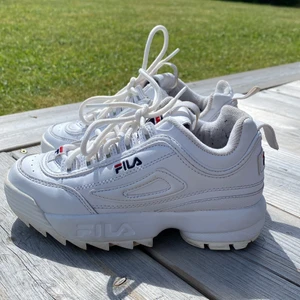 Nästan nya fila skor. Priset från början 900kr nu är det 350kr  - Om du är intresserad av dessa skor kan du kontakta mig via instagram, jag heter s.o.n.j.a._123