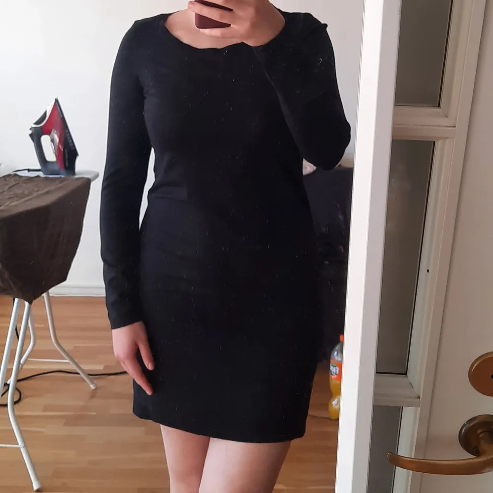 Black soft dress - length: between midi and mini - brand: mamalicious (I haven't been pregnant but because of this brand the fabric is not as tight on the tummy so your tummy looks super skinny and not squeezed!!) - size: M - 63% viscose, 32% nylon, 5% elasthane. Klänningar.