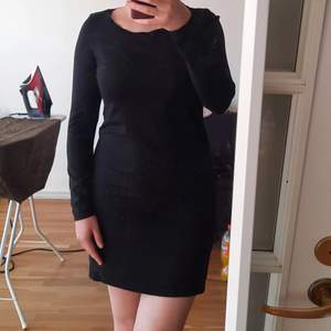 Black soft dress - length: between midi and mini - brand: mamalicious (I haven't been pregnant but because of this brand the fabric is not as tight on the tummy so your tummy looks super skinny and not squeezed!!) - size: M - 63% viscose, 32% nylon, 5% elasthane