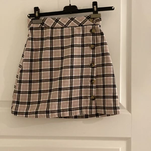 Jättefin kjol från hm  - Storlek 32! Beige och rutig med knappar ( en extra knapp finns med )  Använd endast ett fåtal gånger!  Storlek 32! Frakt tillkommer  Hör av er vid intresse 💕💕