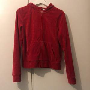 Röd Cubus tröja i strlk M, gjete bra skick, köpt för 300kr, juicy liknande tröja, säljer den för 250 inklusive frakt 💗