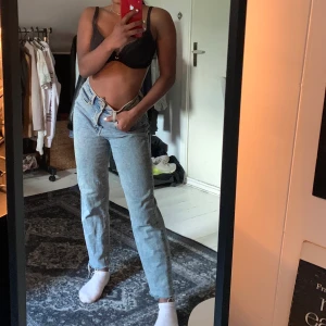 Stradivarius Jeans Avklippta - Perfect fit för någon som är 150 precis som jag! Används tyvärr inte då jag gillar en aniiinf pösigare 
