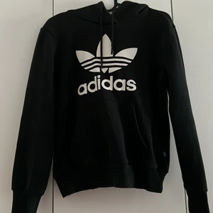 Adidas hoodie  - En svart hoodie från adidas i strl 34/XS! Lite liten för mig som är en S/M därför jag säljer den! Använd men i fint skick 💙💘
