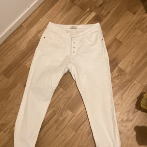 Vita skinny jeans - Jätte fina oanvända vita skinny jeans med 4 knappar på gylfen från isay frakt ingår i priset 