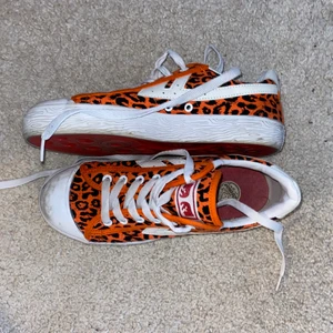 Obey x warrior Shanghai skor - Obey collab med warrior Shanghai, mjuka och platt sula. 