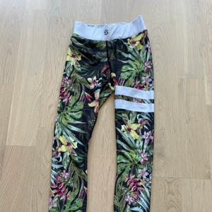 Stronger, storlek xs  - Super sköna träningstights med fina detaljer i form av olika blommor och blad. Storlek extra small. 