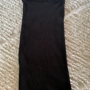 Ribbad lång kjol - Bilder på kan fås vid intresse, fint skick stl xs/s