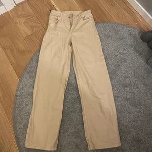 Monki jeans - Strl 26 från monki i modellen yoko, jätte fint skick!! 