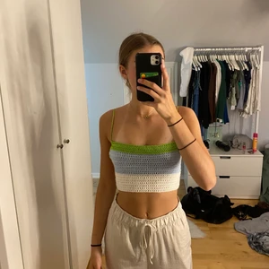 Virkad topp - Virkad topp som passar storlekarna XS-S då den går att justera som man vill att den ska sitta. 80kr+frakt, kolla gärna in det andra jag säljer!
