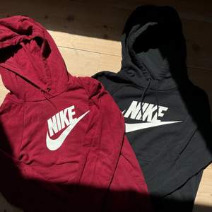 Två stycken Nike hoodies, en svart och en vinröd! Se nedan för priset och erbjudanden:  ⬛️    Svart: 120kr 🟥    Vinröd: 105kr (pga saknar hölje för snören, dock knappt märkbart) 💥    BÅDA: 200kr