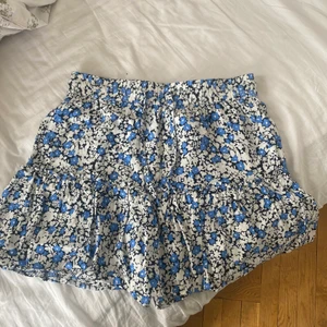 Kjol Zara  - Storlek S, jättefint skick. Med inbyggda shorts 70kr+ frakt 