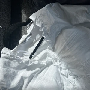 Klänning ZARA - Jag säljer denna klänning då den ej kommer till användning. Köpt förra sommaren och har används Max 2 ggr. Klänningen är som nyskick!!💗