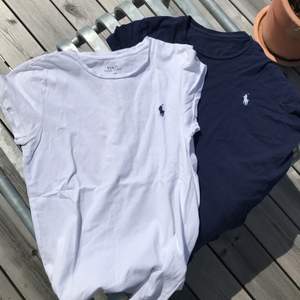 Säljer två stycken t-shirtar från Polo Ralph Lauren, en vit och en mörkblå. Antingen båda två för 75 eller 50 styck! 