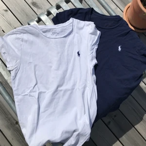 Två Polo Ralph Lauren T-shirtar - Säljer två stycken t-shirtar från Polo Ralph Lauren, en vit och en mörkblå. Antingen båda två för 75 eller 50 styck! 