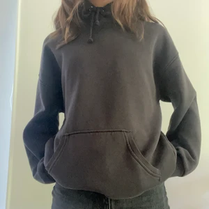 Svart basic hoodie - Säljer min jättefina hoodie då den inte kommer till användning längre. Den har en bra lagom passform och är väldigt bekväm. Nypris 300kr.