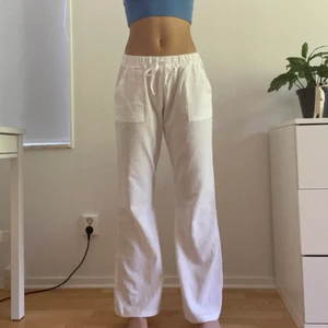 Vita linnebyxor - Säljer mina helt nya och oanvända jättefina linnebyxor då de var för små. Storleken är M men jag skulle snarare säga att de är XS/S då de är lite korta för mig som är 170cm. Nypris 272kr.