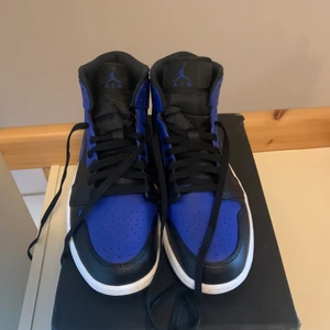 Air Jordan 1 mid ”Hyper royal” storlek 44 - Condition 10/10 aldrig använda, låda medkommer, Finns i sthlm