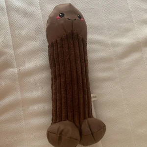 Säljer en brun snopp - Säljer den för vill ha den längre och den är slutsåld på varje dollarstore och de säljs inte längre💕