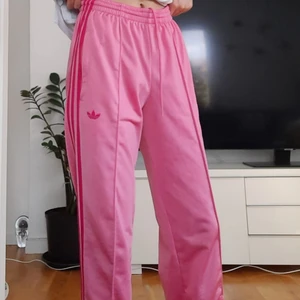 Rosa Adidas byxor - Säljer dessa fina rosa Adidas byxor som jag köpte för 679 💗helt ny skick, strl: 32/34
