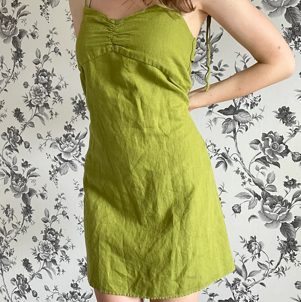 Söt grön klänning från zara som aldrig använts (lappen är kvar)💖den är för stor på mig som har xs, passar nog bättre på S/M💖‼️klänningen hålla in i midjan på bilden då den är för stor‼️. Klänningar.