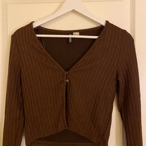 Kofta - Säljer denna superfina och söta koftan. Har inte använt den mycket och den är i mycket bra skick.